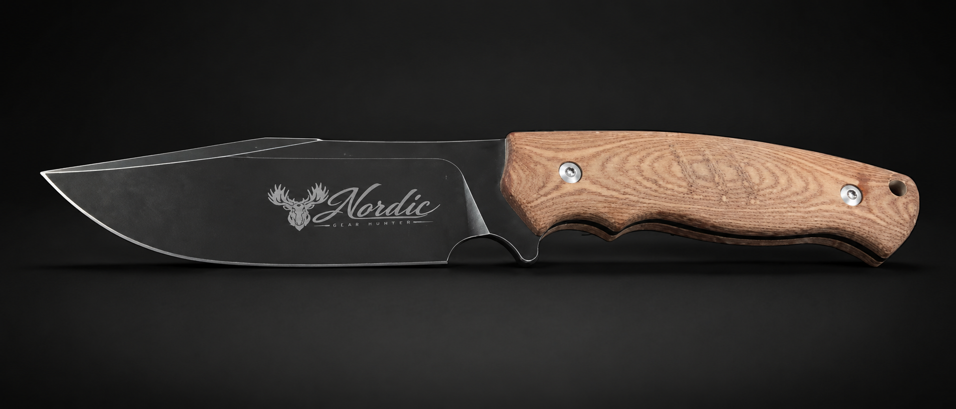 Svart Nordic Gear Hunter jaktkniv med trähandtag och ingraverad älglogotyp